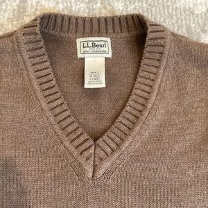LL Bean Mens M brown 100% cotton brown pullover v-neck sweater. Excellent Shape